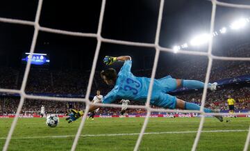 El delantero francés del Sevilla Ben Yedder anota de penalti el tercer gol para el Sevilla ante el Maribor