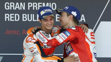 Dani Pedrosa y Jorge Lorenzo se felicitan en el podio tras acabar primero y tercero, respectivamente.