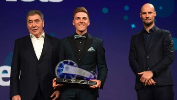 Remco Evenepoel posa junto a Eddy Merckx y Tom Boonen tras recibir el premio al mejor ciclista belga de 2019.