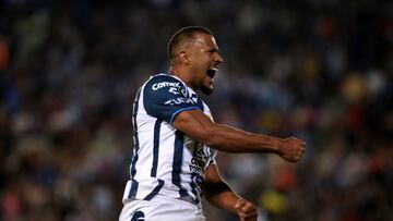 AME6470. PACHUCA (MÉXICO), 10/04/2024.- Salomón Rondón de Pachuca celebra un gol contra Herediano este miércoles, en el partido de vuelta ante Pachuca en los cuartos de final de la Liga de Campeones de la Concacaf disputado en el estadio Hidalgo de la ciudad de Pachuca (México). EFE/ David Martínez Pelcastre