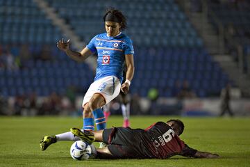 Uno de los puntos débiles en Cruz Azul fue la lateral derecha. Sin embargo, Gerardo Flores regresa al club para ocupar ese puesto, ya que defiende y ataca mejor que Omar Mendoza.