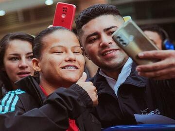 Jugadoras y cuerpo técnico de la Selección Colombia Sub 17 recibieron todo el cariño de su afición tras su llegada a Bogotá.