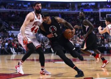 Josh Smith dribla a Nikola Mirotic.