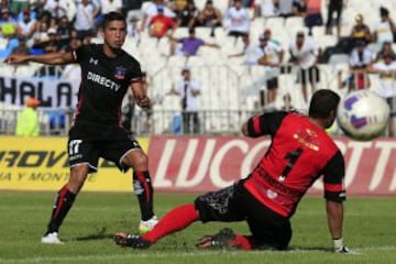 Flores anota el segundo gol para Colo Colo