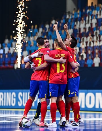 España celebra el gol de Lozano