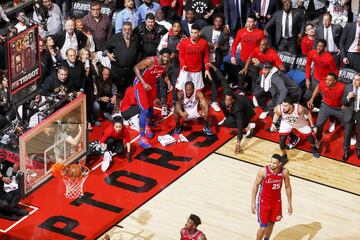 Kawhi Leonard de los Toronto Raptors (en cuclillas, centro) observa como su tiro gana el partido frente a los Philadelphia 76ers en el séptimo juego de las semifinales de conferencia del este el 12 de mayo de 2019.