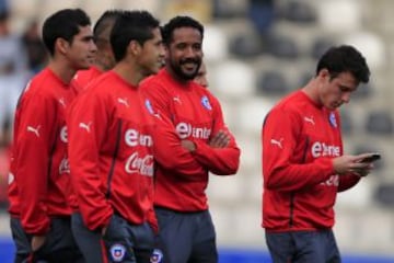 Los jugadores reconocieron la cancha y aprovecharon de sacarse fotos.