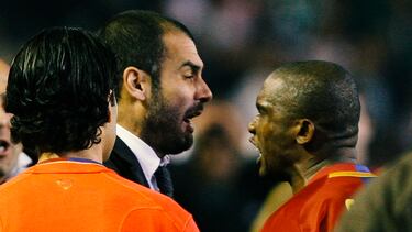 El "enfado" entre Pep Guardiola y Samuel Eto'o culminó con la salida del delantero. A diferencia de un solo incidente en el campo, el conflicto fue una acumulación de diferencias en la visión y la relación personal, lo que llevó a Guardiola a querer vender al jugador desde el principio. Durante un encuentro Eto'o desobedeció la indicación de jugar por la banda para posicionarse por el centro, lo que llevó a una discusión. Aunque Eto'o insistió y anotó un gol, la desobediencia y su comportamiento llevaron a que Guardiola decidiera que no contaría con él al final de la temporada.