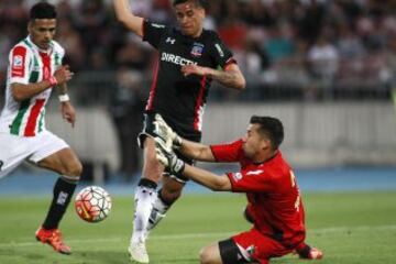 FÃºtbol, Palestino v Colo Colo.
Decimotercera fecha, Campeonato de Apertura 2015.
El jugador de Colo Colo Andres Vilches,  izquierda, disputa el balÃ³n con Luis Marin de Palestino durante el partido de primera divisiÃ³n en el estadio Nacional de Santiago, Chile.