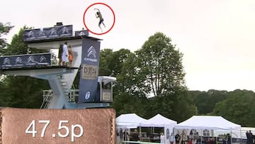 Un saltador en el Concurso Mundial de saltos de la muerte o death diving, en Noruega.