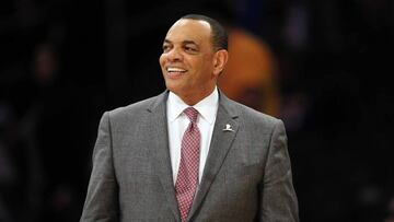 Lionel Hollins, entrenador asistente de Los Ángeles Lakers, durante un partido de la NBA