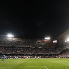 El Valencia no venderá abonos hasta que pueda llenar Mestalla