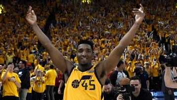 Donovan Mitchell festeja la clasificaci&oacute;n de los Jazz.