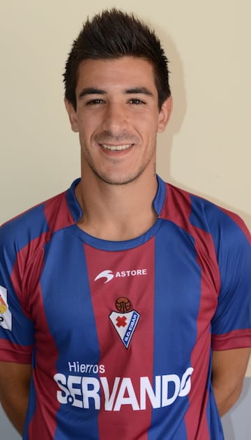 Con el Eibar consigui¨® ascender a Segunda y m¨¢s tarde a Primera Divisi¨®n. Jug¨® dos temporadas hist¨®ricas con este club y marc¨® siete goles desde su posici¨®n indiscutible de lateral izquierdo.