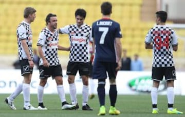 Estadio Luis II de Mònaco entre pilotos y otros deportistas. Fernando Alonso es felicitado por Carlos Sainz tras marcar un gol.