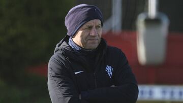 Djukic observa a sus jugadores durante el entrenamiento en Mareo.
