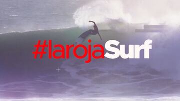 Una surfista española surfea una ola en El Salvador.