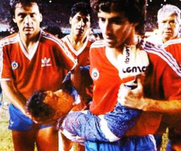 Dos partidos, una guerra. El Nacional y el Maracaná fueron escenarios de batallas que trascendieron la cancha. Patadas, trampas, golpes arteros, mala intención y el engaño de Roberto Rojas que dejó a Chile fuera de dos Mundiales, fueron parte de un cóctel que cayó muy mal.