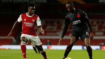 Arsenal&#039;s English striker Bukayo Saka (L) challenges Slavia Prague&#039;s Senegalese striker Abdallah Sima (R) during the UEFA Europa League quarter-final first leg football match between Arsenal and Slavia Prague at the Emirates Stadium in London on