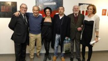 FOTO DE FAMILIA. Adelardo, Petón, la pintora Ángela González, Garci, Bernardo Salazar y la concejala del distrito de Chamberí, María Isabel Martínez-Cubells.