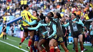 Sydney (Australia), 25/07/2023.- Catalina Usme of Colombia (left) celebrates with teammates after scoring a penalty goal during the FIFA Women's World Cup match between Colombia and Korea at Sydney Football Stadium in Sydney, Australia, 25 July 2023. (Mundial de Fútbol, Corea del Sur) EFE/EPA/DAN HIMBRECHTS AUSTRALIA AND NEW ZEALAND OUT EDITORIAL USE ONLY
