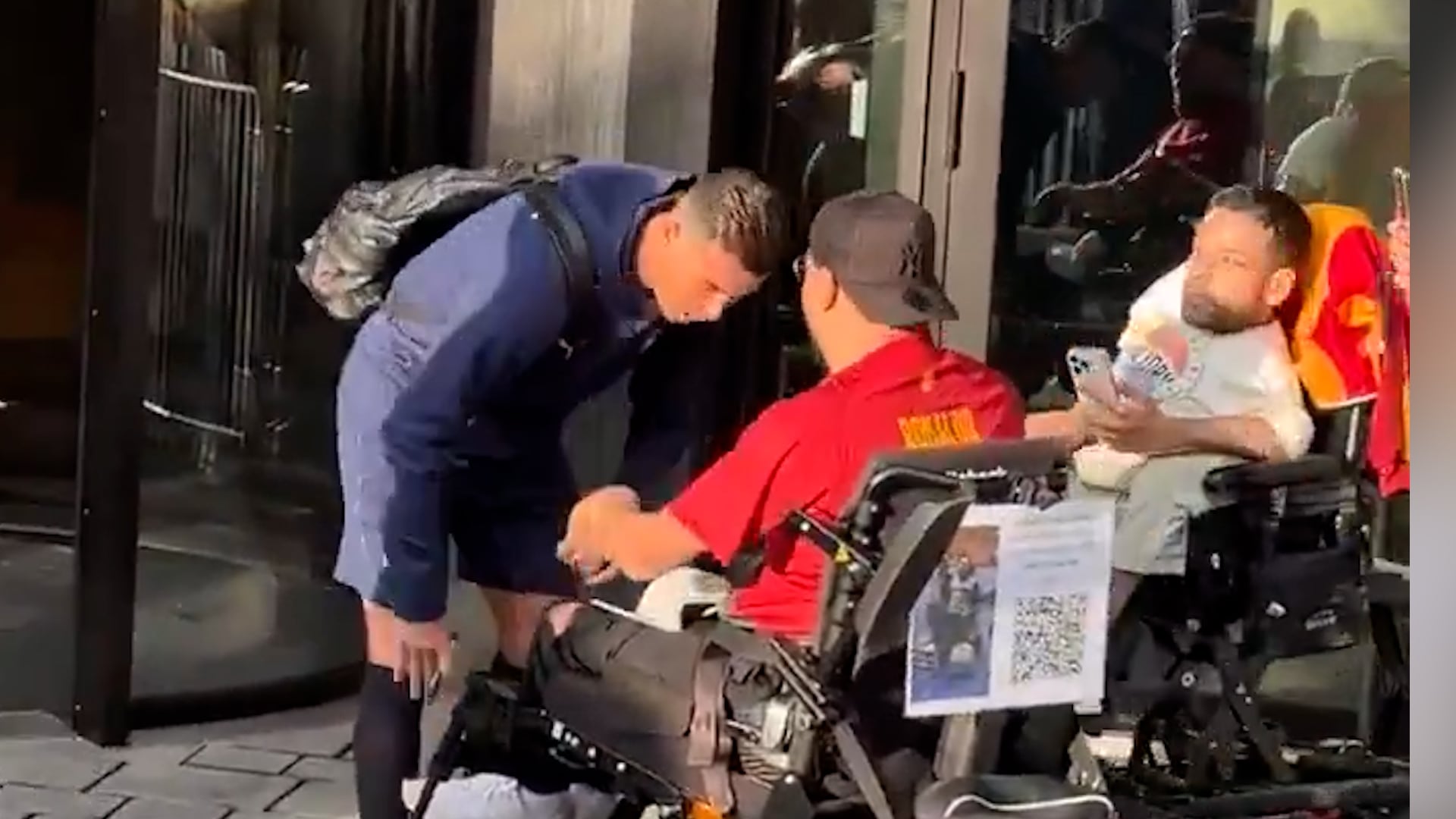 Cristiano es atropellado por un chico en silla de ruedas y su reaccin se vuelve viral