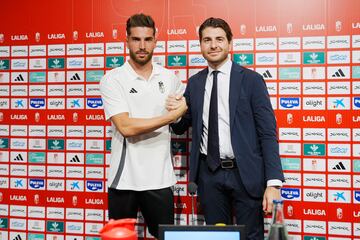 15-07 Presentacion del nuevo jugador del Granada CF, Luca Zidane. En la imagen el jugador con el director deportivo, Matteo Tognozzi