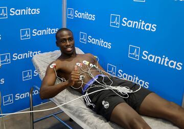 Mendy pasando el reconocimiento m¨¦dico.