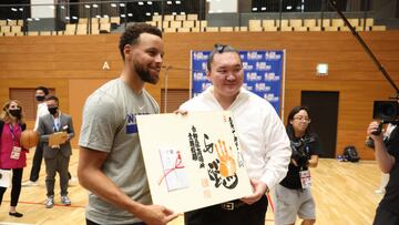 TOKYO, JAPAN - SEPTEMBER 29: Stephen Curry of the Golden State Warriors with Sumo wrestler, Hakuho during practice at Minato Sports Center on September 29, 2022 in Tokyo, Japan. NOTE TO USER: User expressly acknowledges and agrees that, by downloading and/or using this Photograph, user is consenting to the terms and conditions of the Getty Images License Agreement. Mandatory Copyright Notice: Copyright 2022 NBAE (Photo by Stephen Gosling/NBAE via Getty Images)