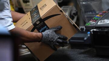 FILE PHOTO: A worker assembles a box for delivery at the Amazon fulfillment center in Baltimore, Maryland, U.S., April 30, 2019. REUTERS/Clodagh Kilcoyne/File Photo