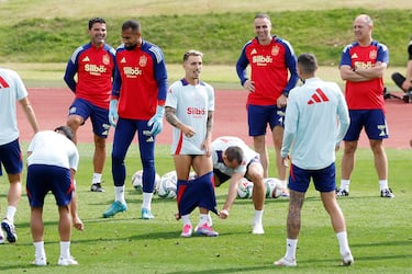 Fabián Ruiz bromea con Grimaldo durante el entrenamiento.