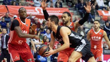 GRAF4945. MURCIA, 28/12/2019.- El escolta franc&eacute;s de Retabet Bilbao Basket Jonathan Rousselle (c) intenta entrar en la zona ante el alero dominicano de UCAM Murcia Sadiel Rojas (2d) durante el partido de la d&eacute;cimo quinta jornada de la Liga Endesa que est&aacute;n disputando este s&aacute;bado en el Palacio de los deportes de Murcia. EFE/Marcial Guill&eacute;n