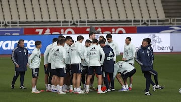 Los jugadores de la Selección atienden las indicaciones de Jesús Casas, mientras Luis Enrique se aleja del grupo para iniciar el entrenamiento.
