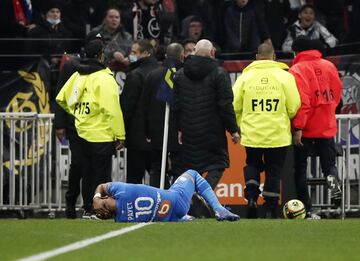 Dimitri Payet recibe un botellazo durante el partido contra el Lyon