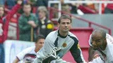 <B>EN RACHA.</B> El delantero de Malí Kanouté sostiene con sus goles al Sevilla en la zona noble de la clasificación.