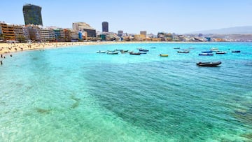 Esta playa cuenta con 2,8 kilómetros de expansión siendo así la más larga de la isla. Está situada en la capital de Las Palmas de Gran Canaria y dispone de infinidad de servicios como bares y restaurantes, así como apartamentos y casas en primera línea de playa. Muchos de sus visitantes aseguran que Las Canteras recuerda (y mucho) a una Mini Habana. 