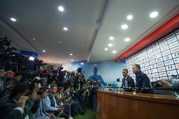 Ricardo Peláez, junto a Pedro Caixinha, atienden a los medios de comunicación. 
