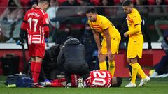 GIRONA, SPAIN - JANUARY 28: Yan Couto of Girona FC receives medical treatment as Eric Garcia and Jordi Alba of FC Barcelona look on during the LaLiga Santander match between Girona FC and FC Barcelona at Montilivi Stadium on January 28, 2023 in Girona, Spain. (Photo by Alex Caparros/Getty Images)