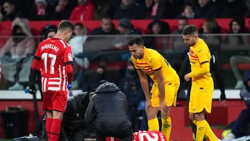 GIRONA, SPAIN - JANUARY 28: Yan Couto of Girona FC receives medical treatment as Eric Garcia and Jordi Alba of FC Barcelona look on during the LaLiga Santander match between Girona FC and FC Barcelona at Montilivi Stadium on January 28, 2023 in Girona, Spain. (Photo by Alex Caparros/Getty Images)