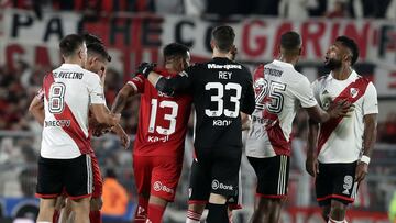 River Plate's Colombian forward Miguel Borja (R) argues with Independiente's Paraguayan defender Javier Baez (3rd-L) at end the Argentine Professional Football League Tournament 2023 match at El Monumental stadium, in Buenos Aires, on April 23, 2023. (Photo by ALEJANDRO PAGNI / AFP)