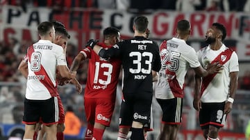 River Plate's Colombian forward Miguel Borja (R) argues with Independiente's Paraguayan defender Javier Baez (3rd-L) at end the Argentine Professional Football League Tournament 2023 match at El Monumental stadium, in Buenos Aires, on April 23, 2023. (Photo by ALEJANDRO PAGNI / AFP)