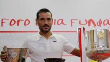 <b>HOMENAJE. </b>Palop, rodeado de trofeos.