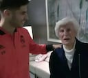 La abuela holandesa de Asensio no dudo en demostrar su cariño
