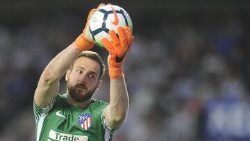 Oblak atrapa una pelota durante el partido contra la Real Sociedad.