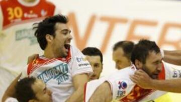 <b>ALEGRÍA. </b>Los jugadores de la Selección celebran en la pista la victoria ante Francia, que les aclara en parte su objetivo de jugar las semifinales de este Europeo.