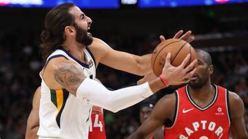 Ricky Rubio lanza ante la mirada de Serge Ibaka.