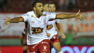 Wanchope Ábila celebra un gol con Huracán.
