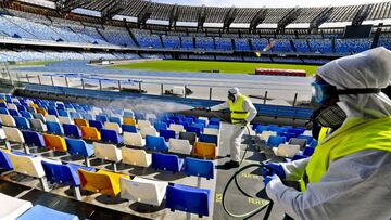 Varios operarios de &#039;Napoli Servizi&#039; desinfectan las gradas del Estadio San Paolo de N&aacute;poles.