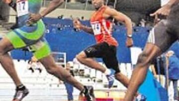 <b>MUY FUERTE. </b>Obikwelu (izq.) ganó sin problemas en 100 m.