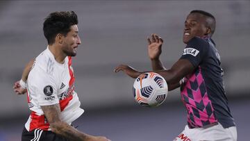 Milton Casco of Argentina's River Plate, left, and Jhon Adolfo Arias of Colombia's Independiente Santa Fe battle for the ball during a Copa Libertadores soccer match in Buenos Aires, Argentina, Wednesday, May 19, 2021. (Juan Ignacio Roncoroni/Pool via AP)